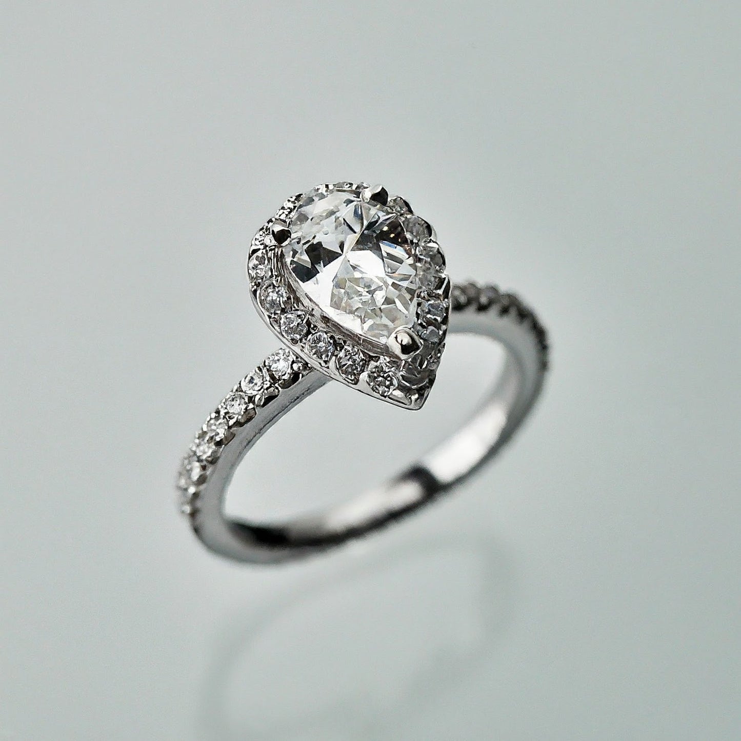 4 Prong Setting Side Stone Halo Ring
